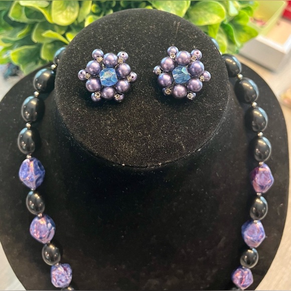 BEADED BOMBSHELL NECKLACE AND MATCHING CLIP ON EARRINGS IN BLACK & PURPLE 🦄🦄🦄 - Picture 6 of 12